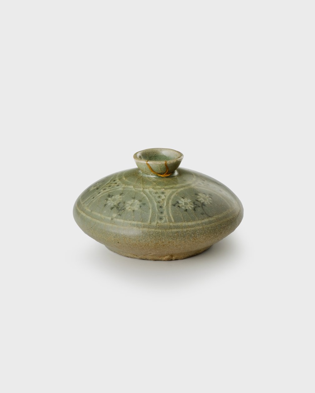 Oljeflaska, sent 1100-tal (Stengods med inlagd slipdekor och celadon glasyr) av Korean School