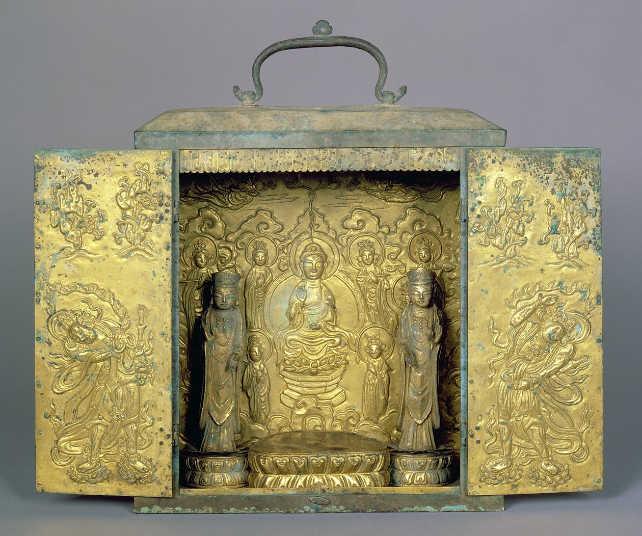 Bärbar buddhistisk helgedom med två stående Bodhisattvor, en buddhistisk triad och väktarfigur, Koryo-dynastin (förgylld brons med inskuren och repouse-dekoration) av Korean School