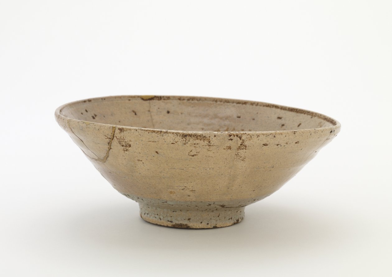 Teskål, typ Idowaki, teskål (koraijawan), andra hälften av 1500-1600-talet (stengods, oglaserat porslin, med ogenomskinlig glasyr, reparationer av guldlack) av Korean School