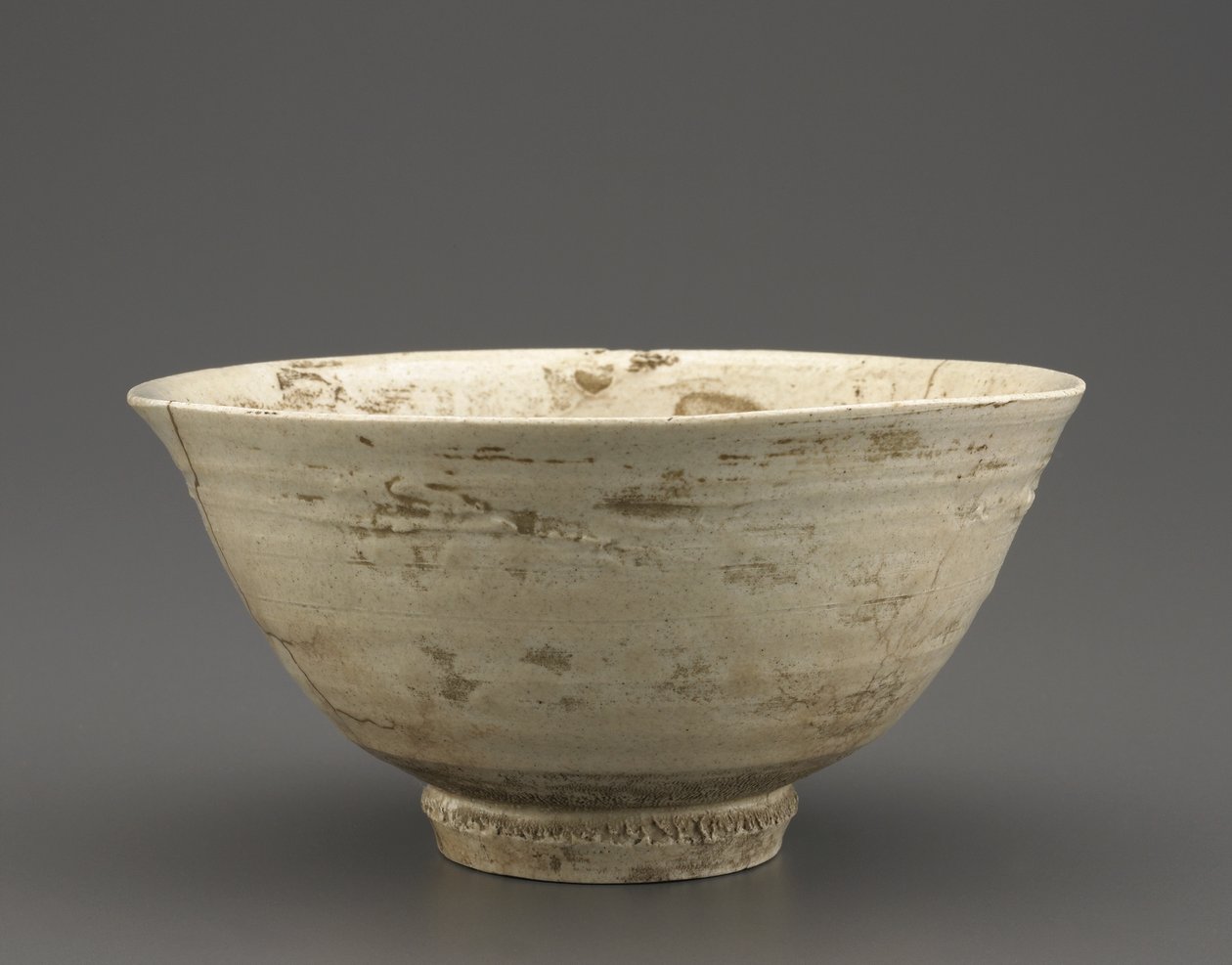 Teskål, troligen Kyongsang Namdo-provinsen, Choson-period, andra hälften av 1500-talet (porslin med klar glasyr) av Korean School