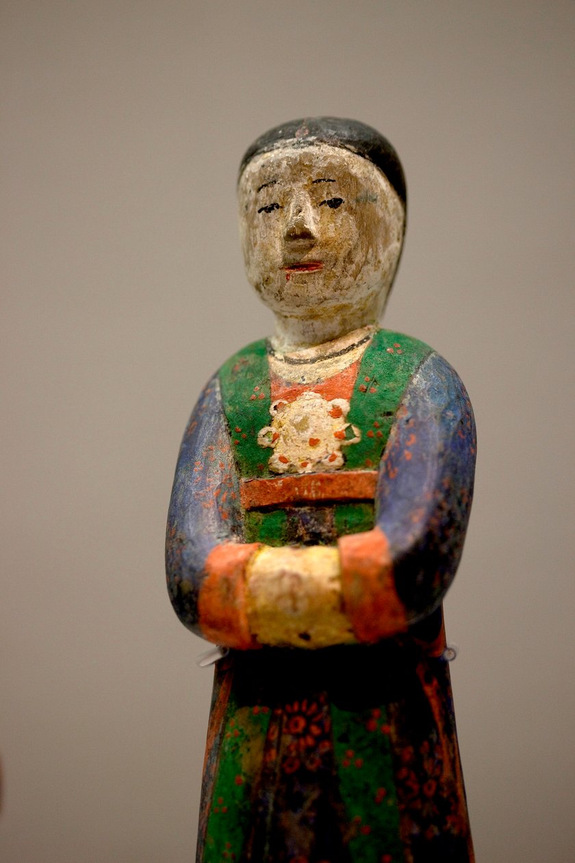 Dekorativ figur av en grav. Polykrom snidat trä, sen Joseon (Choson) period av Korean School