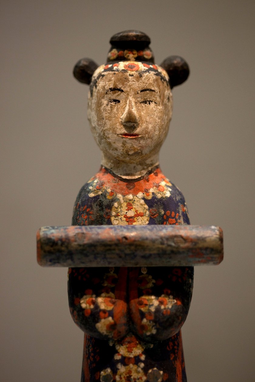 Dekorativ figur av en grav. Polykrom snidat trä, sen Joseon (Choson) period av Korean School