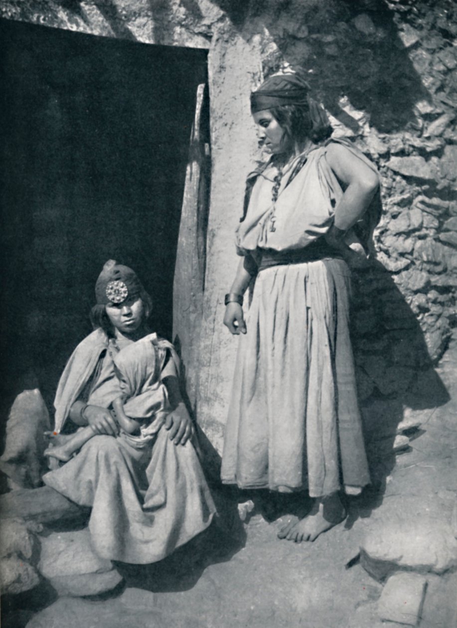 Kabylekvinnor vid dörren till sin bostad nära Medelhavskusten, Algeriet, 1912. av Kuhn