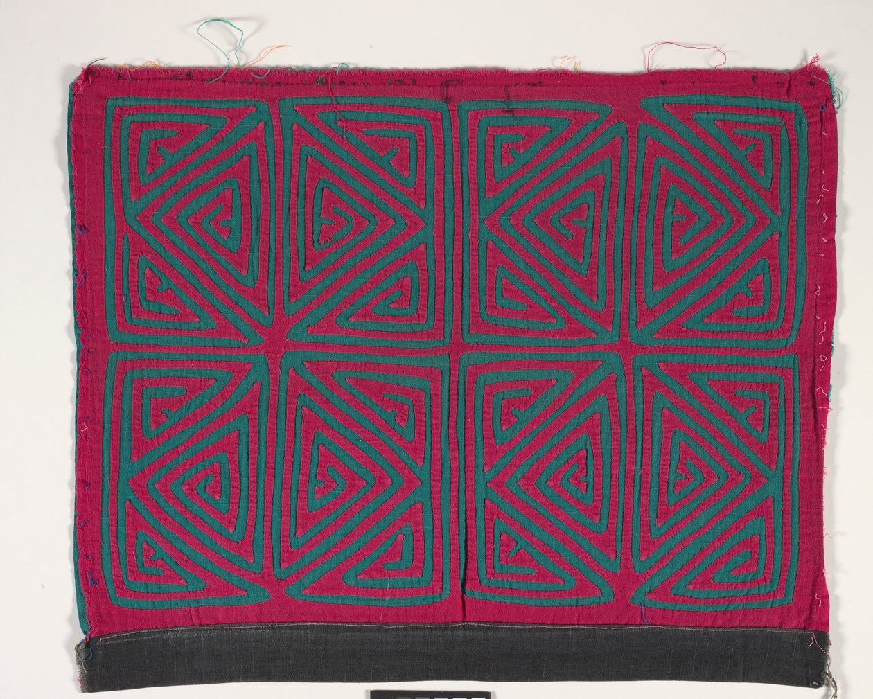 Skjortpanel (mola), ca 1950 (applicerad bomull) av Kuna Indian Culture
