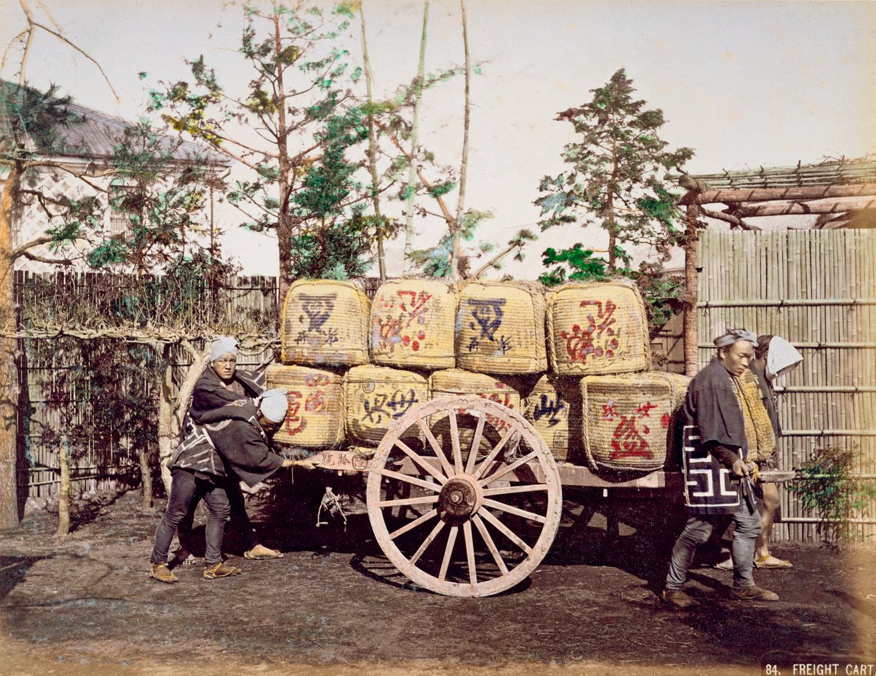 Frakt som transporteras på en handdragna vagn (handkolorerat albumintryck på kartong) av Kusakabe Kimbei
