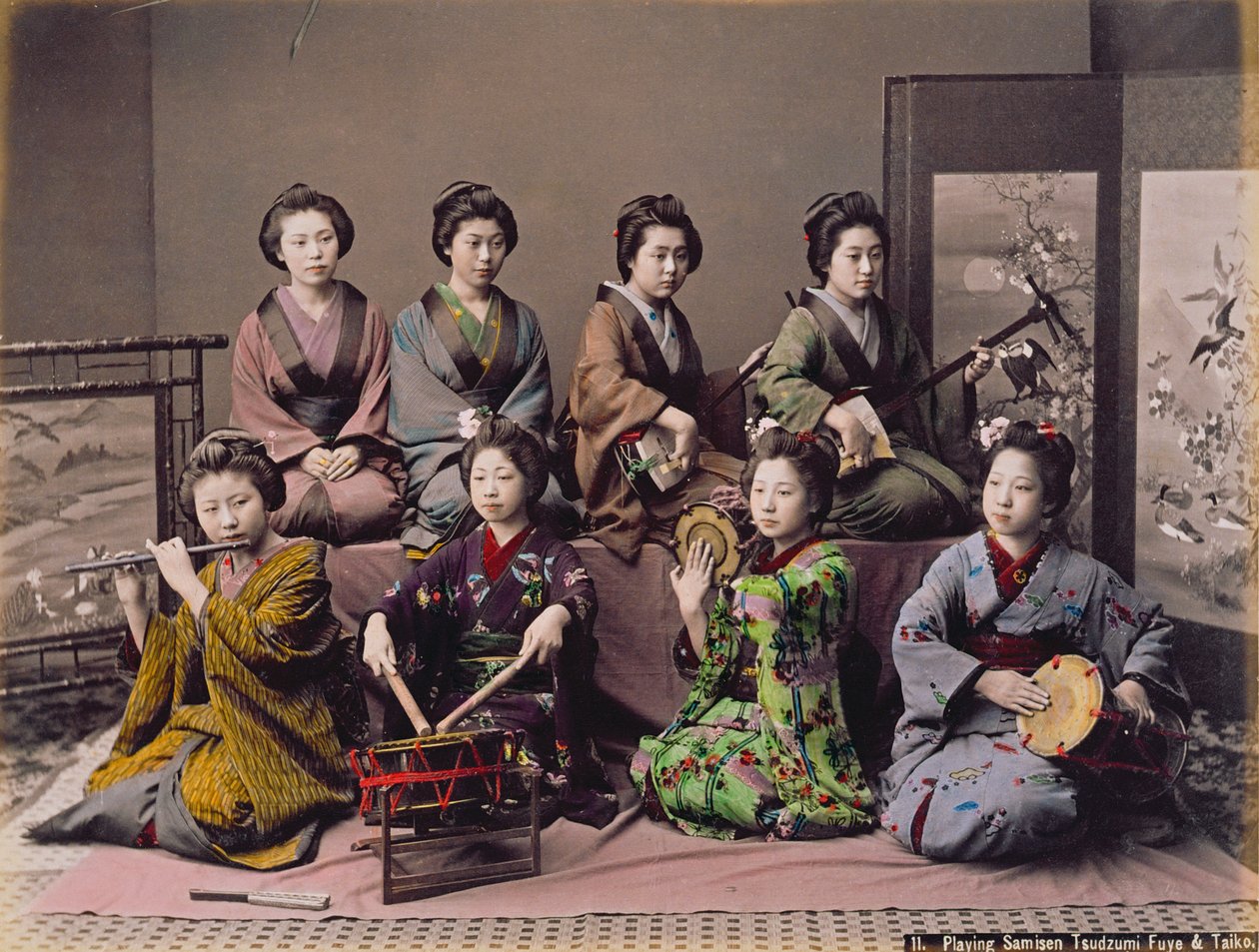 Grupp geishaflickor som spelar musikinstrument (handfärgat albumintryck på kort) av Kusakabe Kimbei