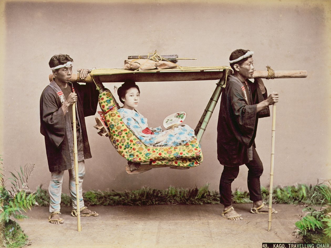 Japansk geisha som bärs i en kull (handfärgat albumintryck på kortet) av Kusakabe Kimbei