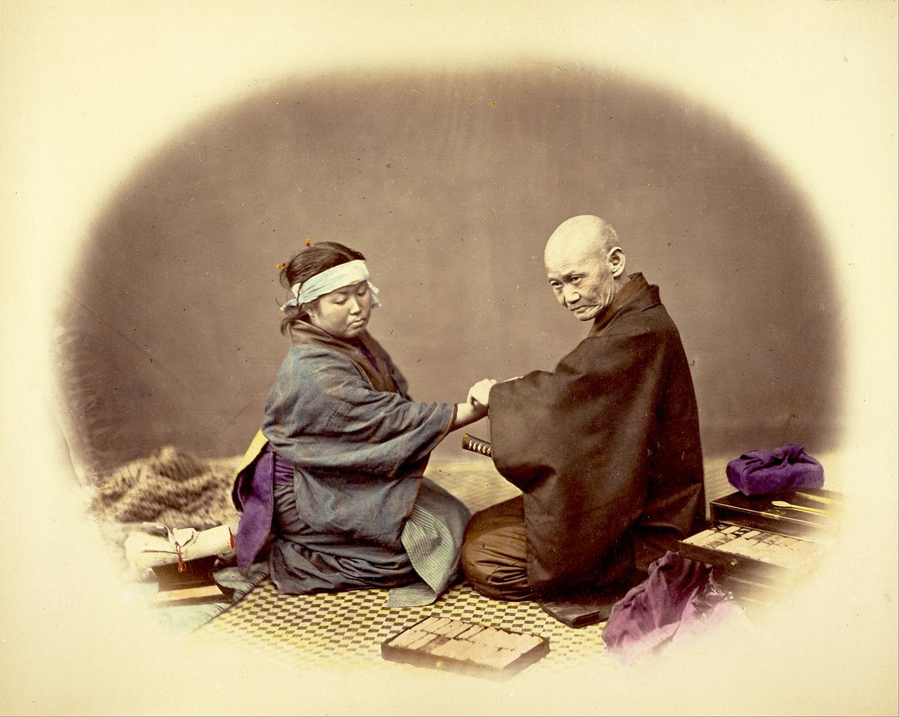 Japansk läkare och hans patient, ca 1890 (handkolorerat albumenprint) av Kusakabe Kimbei