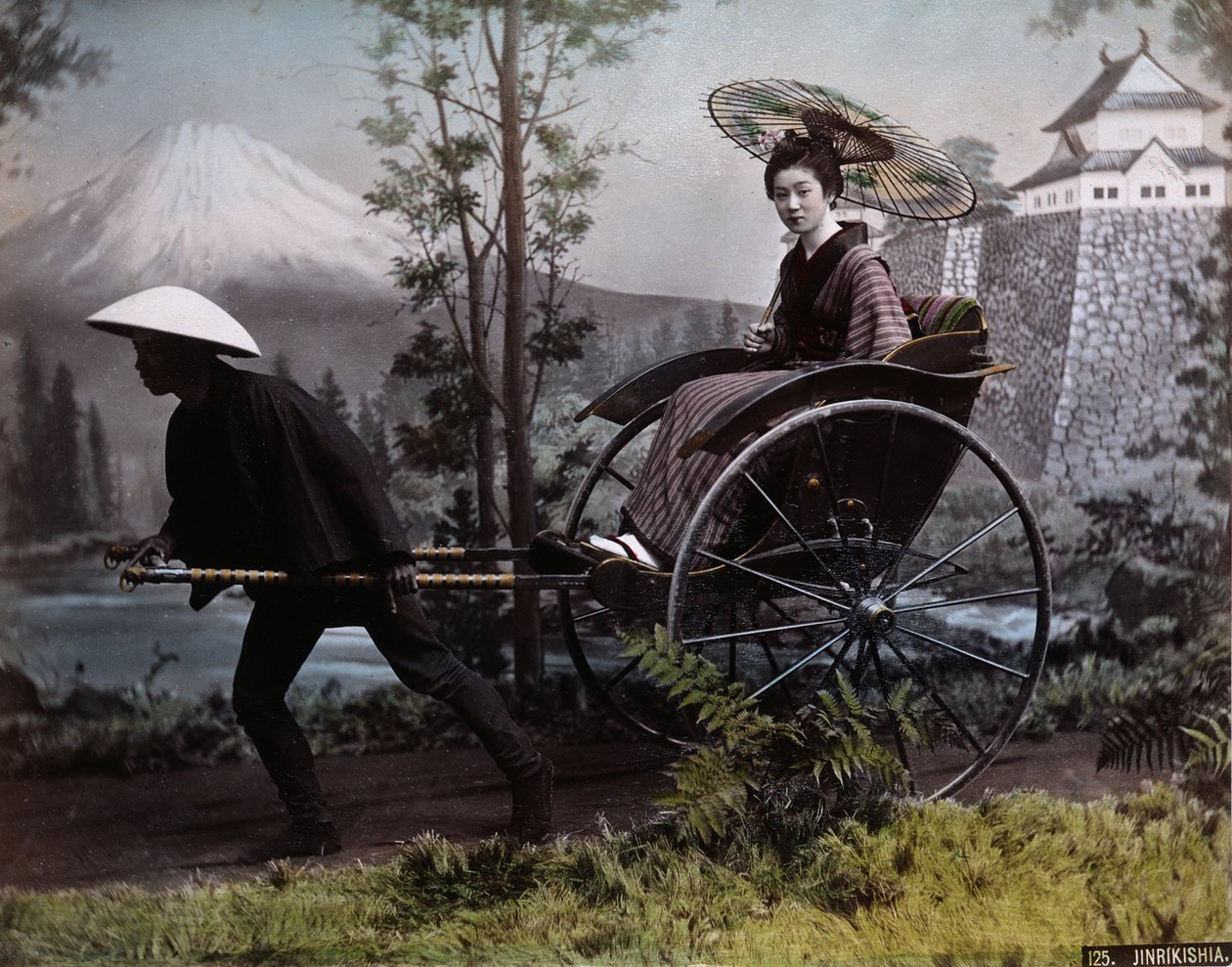 Ung japansk kvinna i en rickshaw, ca 1890 (färgat foto) av Kusakabe Kimbei