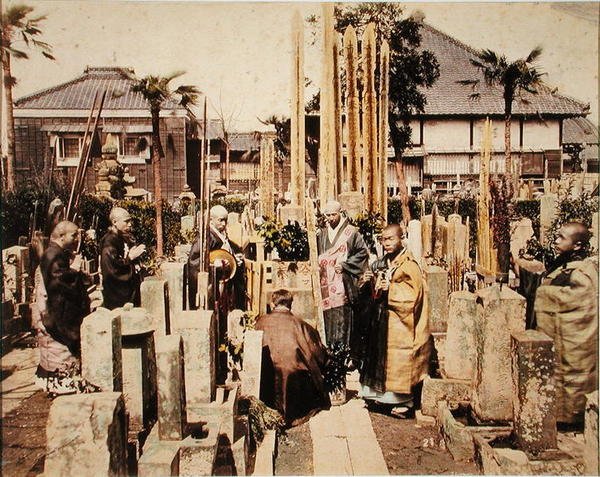 En japansk begravning (handfärgat albumintryck) av Kusakabe (attr. to) Kimbei