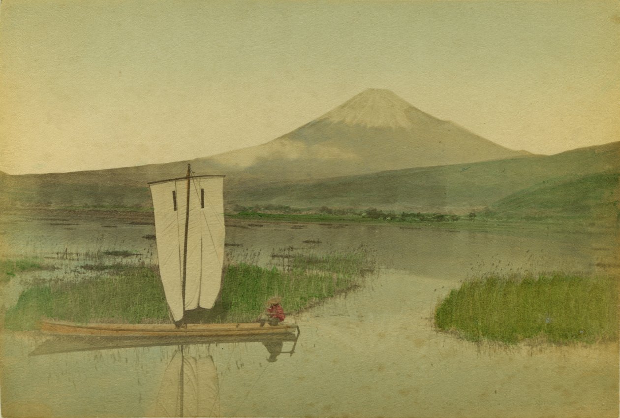 Japan: Mount Fuji-Yama (Fuji Yama) med en segelbåt i förgrunden på sjön Hokome av Kusakabe Kimbei