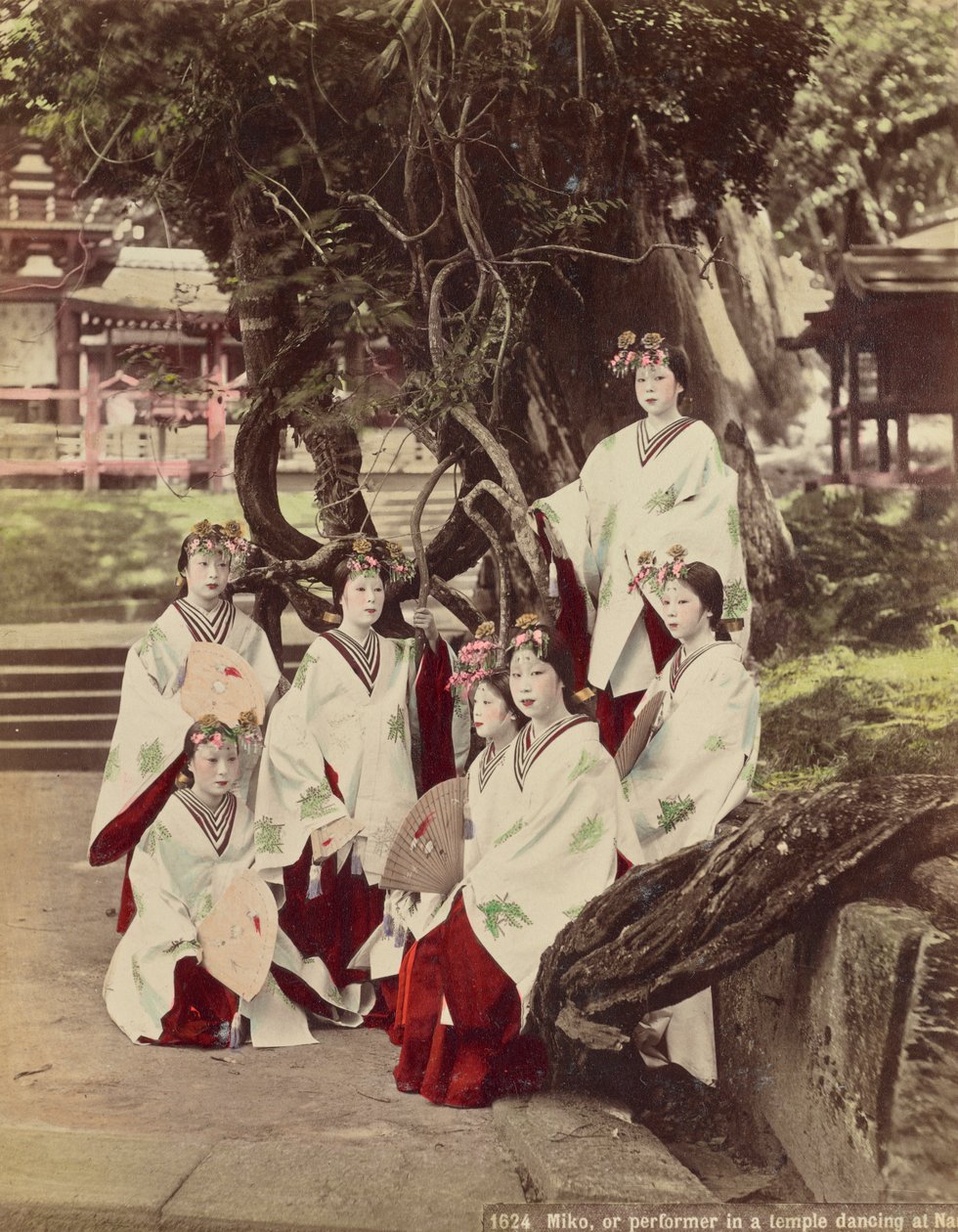 Miko, eller Performing in A Temple Dancing at Nara, c.1890 av Kusakabe Kimbei
