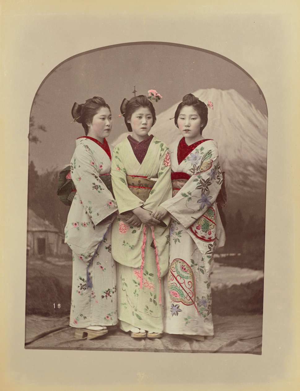 [Tre flickor] av Kusakabe Kimbei