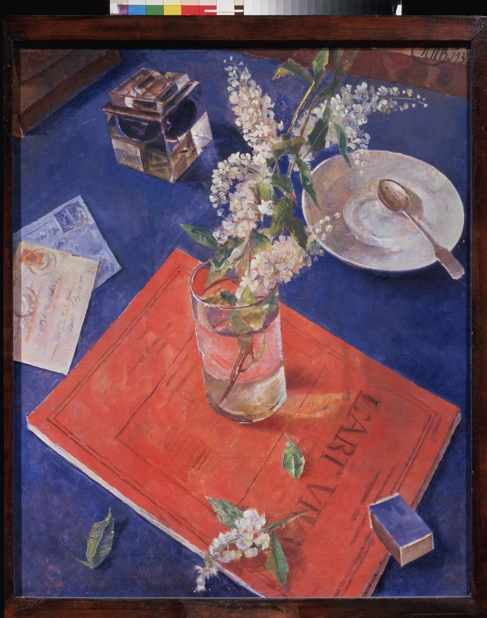 Körsbärsgren i ett glas. Under vattenglaset, en röd anteckningsbok med titeln ""Levande konst"". Målning av Kuzma Sergeyevich Petrov Vodkin (Petrov-Vodkin) (Kouzma Petrov Vodkin) (Petrov-Vodkin) (1878-1939), olja på duk av Kuzma Sergeevich Petrov Vodkin