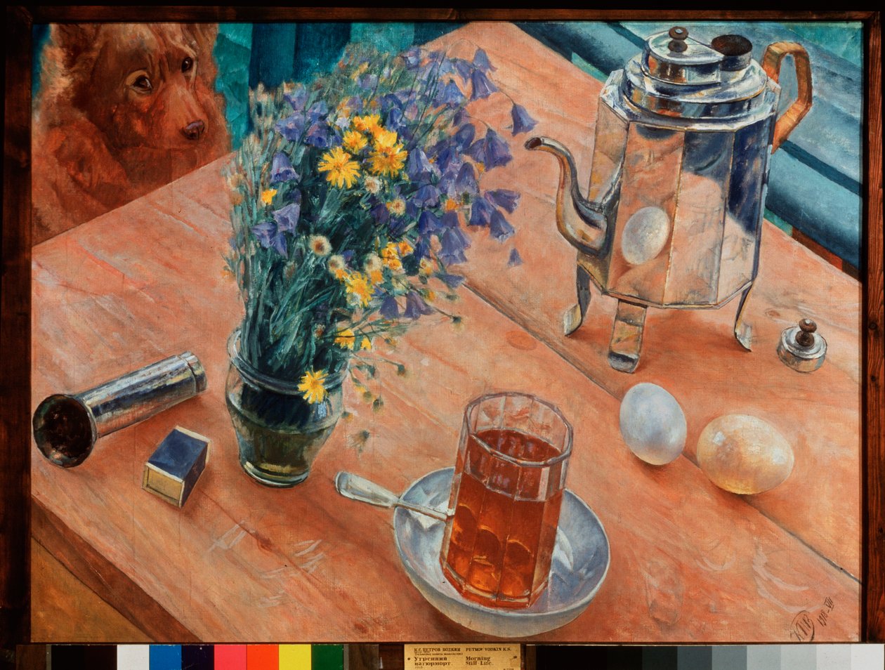 Morgon stilleben. (Glas te och tekanna, ägg, en tändsticksask och en bukett vilda blommor, placerade på ett bord, observerade av en hund). Målning av Kuzma Sergeyevich Petrov Vodkin (Petrov-Vodkin) (Kouzma Petrov Vodkin) (Petrov-V av Kuzma Sergeevich Petrov Vodkin