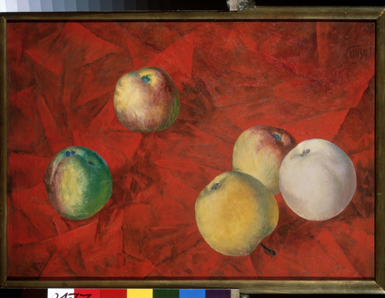 Äpplen på en röd bakgrund. (Äpplen på den röda bakgrunden). Målning av Kuzma Sergeyevich Petrov Vodkin (Petrov-Vodkin) (Kouzma Petrov Vodkin) (Petrov-Vodkin) (1878-1939), olja på duk av Kuzma Sergeevich Petrov Vodkin