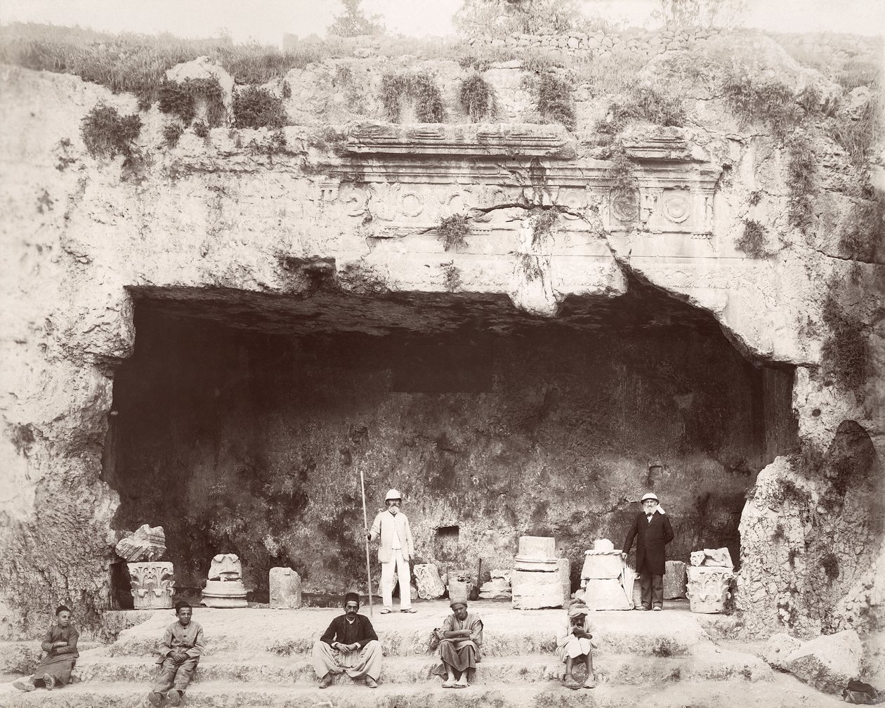 Conrad Schick (höger) vid Kungagraven, Jerusalem, 1897 av L. Schoenecke