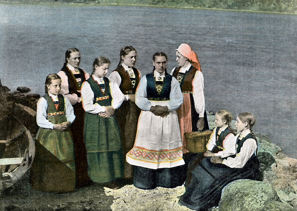 Kvinnor och barn i folkdräkt, Sognafjorden, Norge, c1890 av L Boulanger
