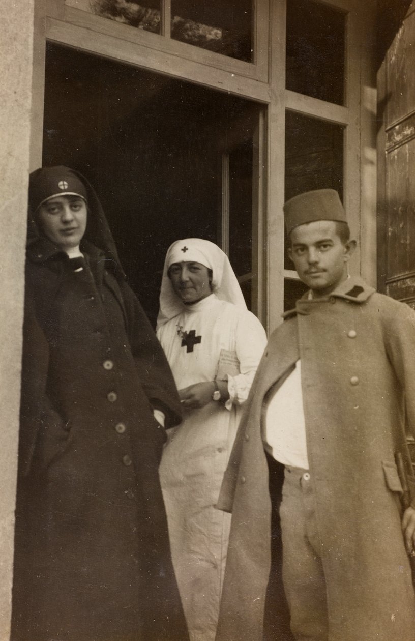 Album av första världskriget i Friuli-Venezia Giulia: Porträtt av två Röda Korsets sjuksköterskor med en österrikisk kadettfånge i Villa Brazzà, hem till 17 av krigssjukhuset i Soleschiano Manzano (s/v foto) av L. Verdiani