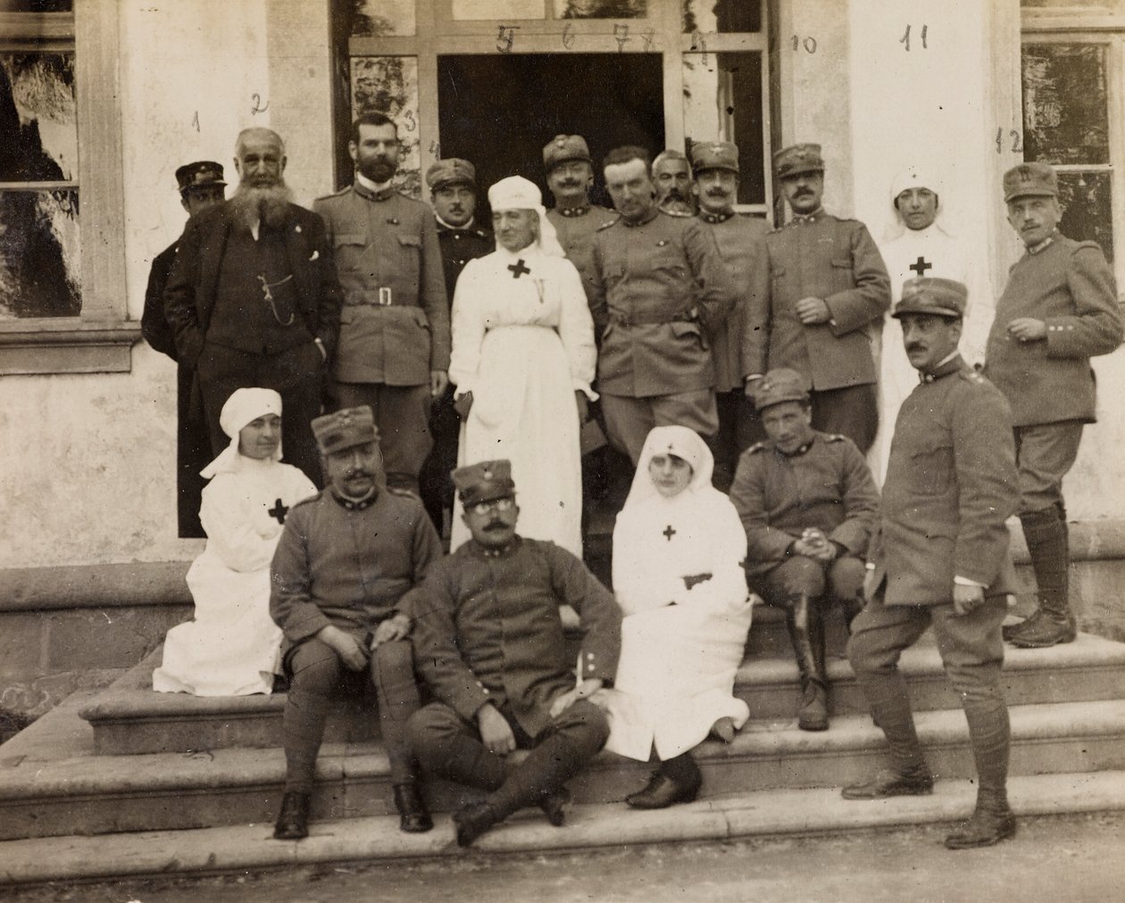 Album av första världskriget i Friuli-Venezia Giulia: gruppporträtt med officerare och Röda korssjuksköterskor under besöket av riddarna av Malta a Villa Brazzà, hem till 17 av sjukhuset för krig i Soleschiano Manzano, 25/11/1915 ( s/v bild) av L. Verdiani