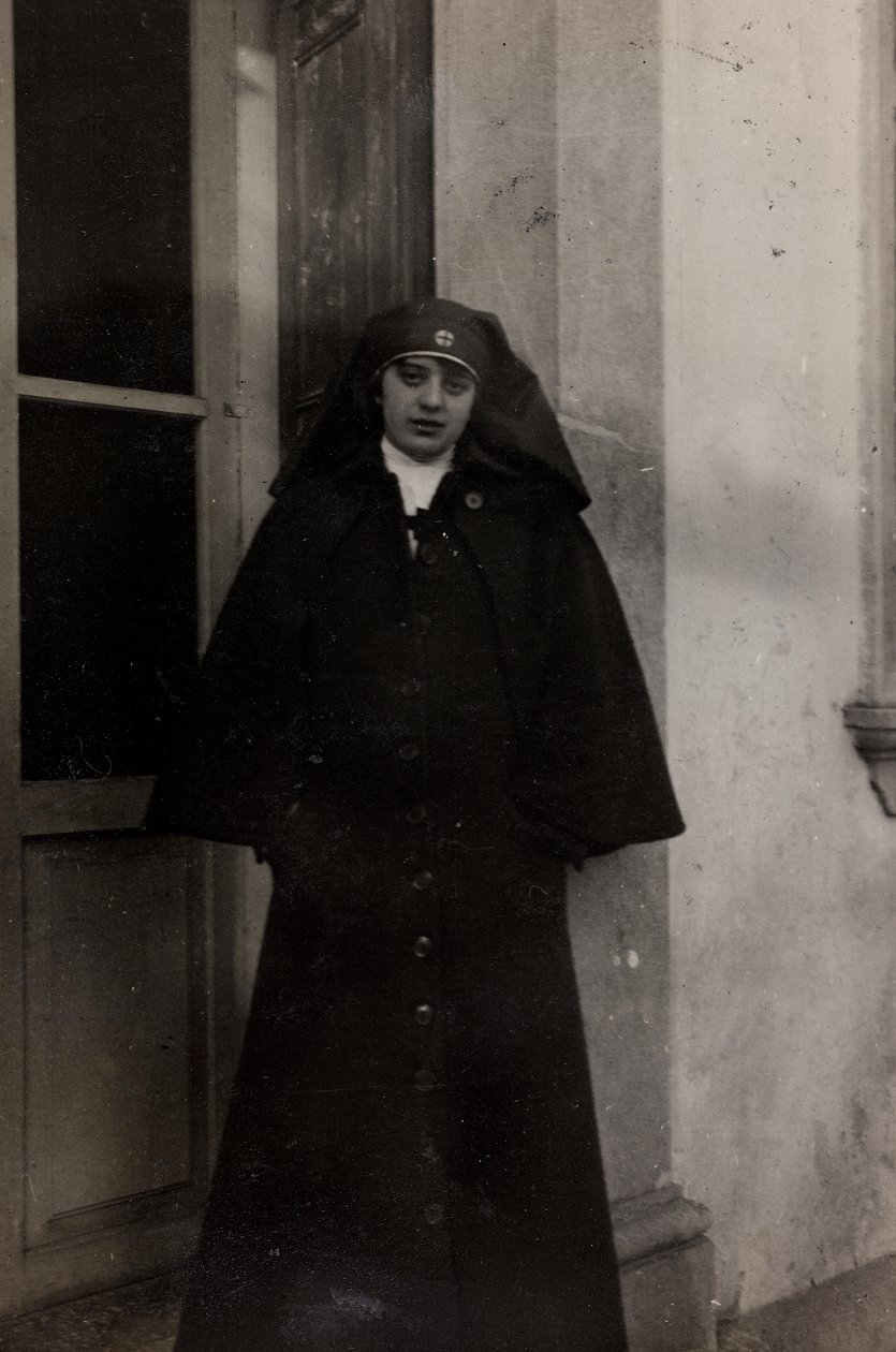 Album av första världskriget i Friuli-Venezia Giulia: porträtt av Röda Korsets sjuksköterska Elena Bianconcini i Villa Brazzà, hem till 17 av krigssjukhuset i Soleschiano Manzano (s/v foto) av L. Verdiani