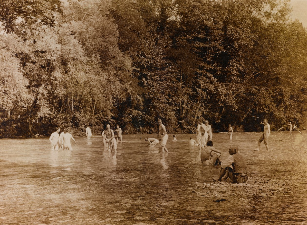 Album av första världskriget i Friuli-Venezia Giulia: soldater medan de badar i floden Natisone i Premariacco, Udine, Italien (s/v foto) av L. Verdiani