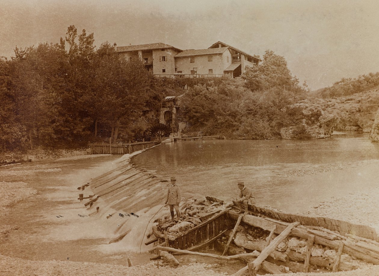 Album av första världskriget i Friuli-Venezia Giulia: floden Natisone i Premariacco, Udine, Italien (s/v foto) av L. Verdiani