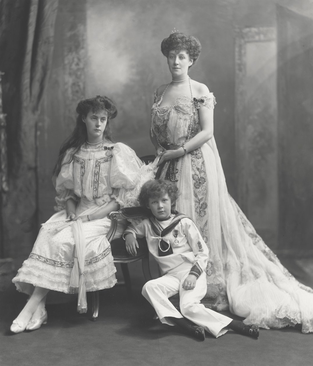Viscountess Knollys och hennes barn, fotograferade i samband med mottagandet av kung Edward VII kröningsmedaljer, 1902 av Lafayette Studio
