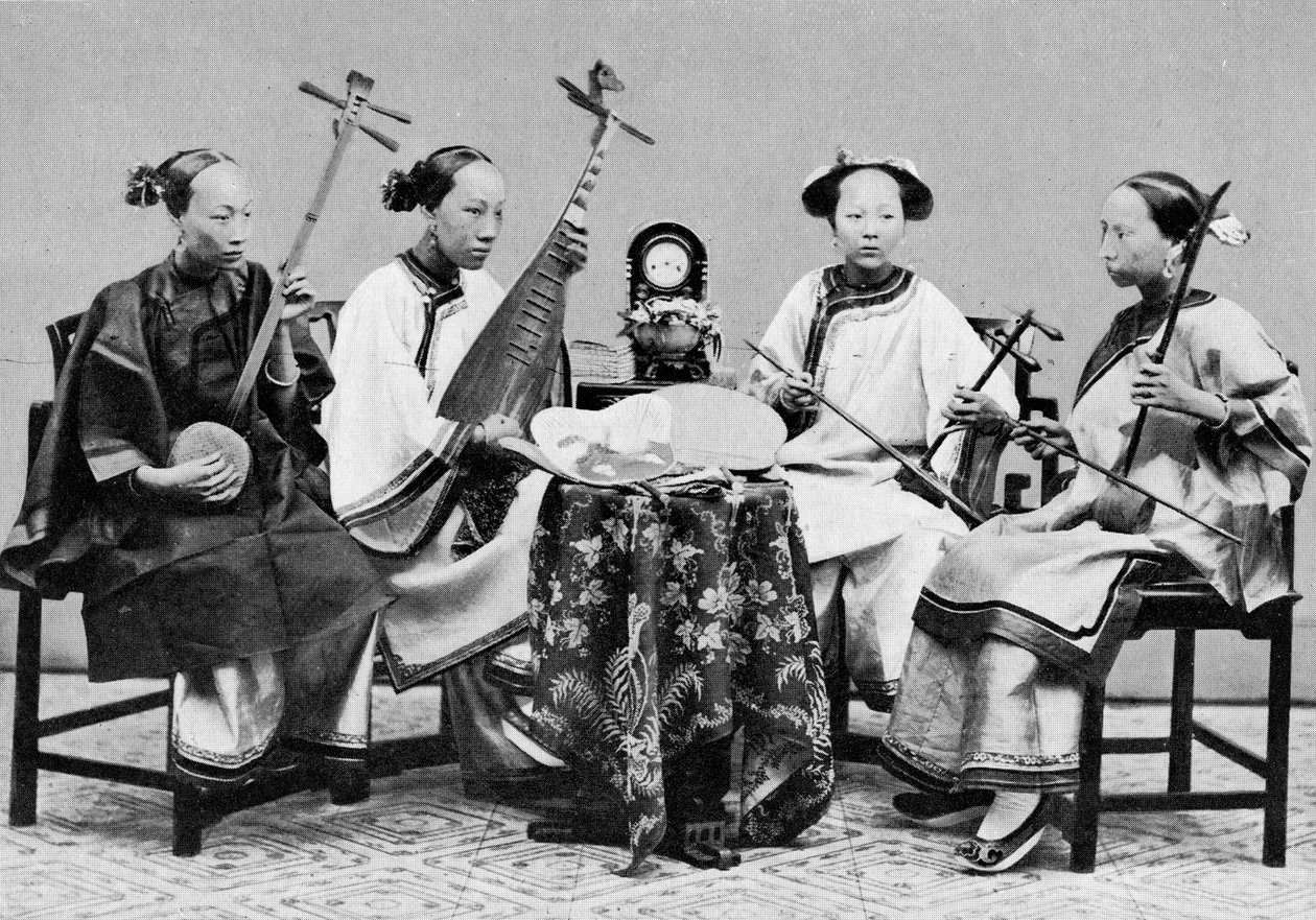 Kvinnliga musiker med traditionella kinesiska musikinstrument i Hong Kong, ca 1885 (bw-foto) av Lai Afong