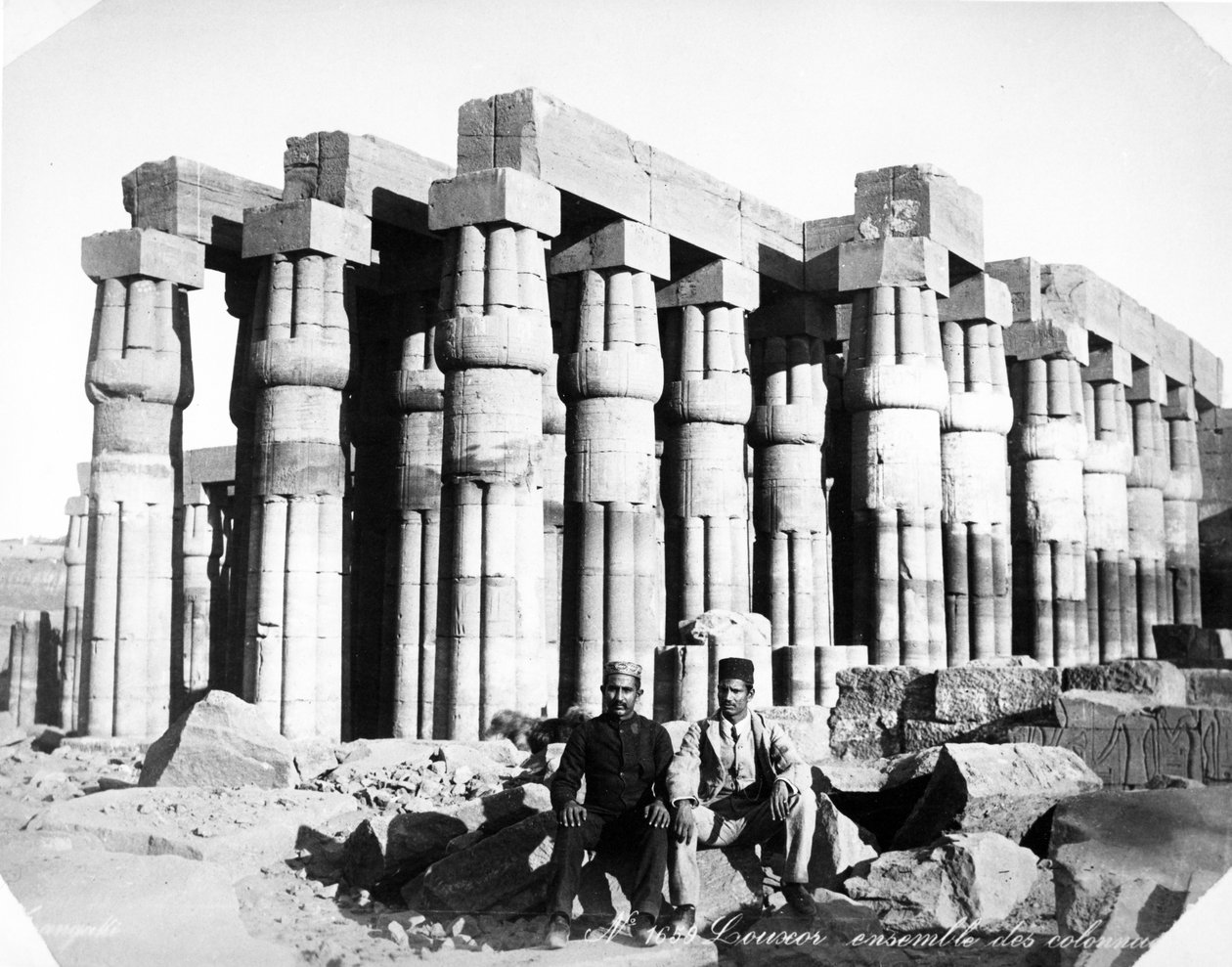 Utsikt över pelargången vid Amenhotep III:s hov i Luxor, c.1880 av Langaki