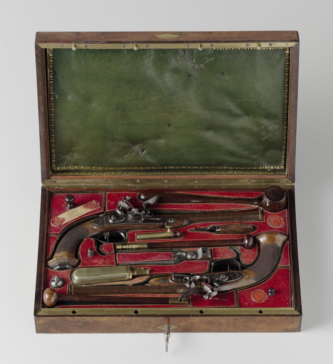 A Cased Pair of Pistols, som sägs ägs av Napoleon, Perin Le Page, c.1813-5 (trä, järn, guld) av Lapage