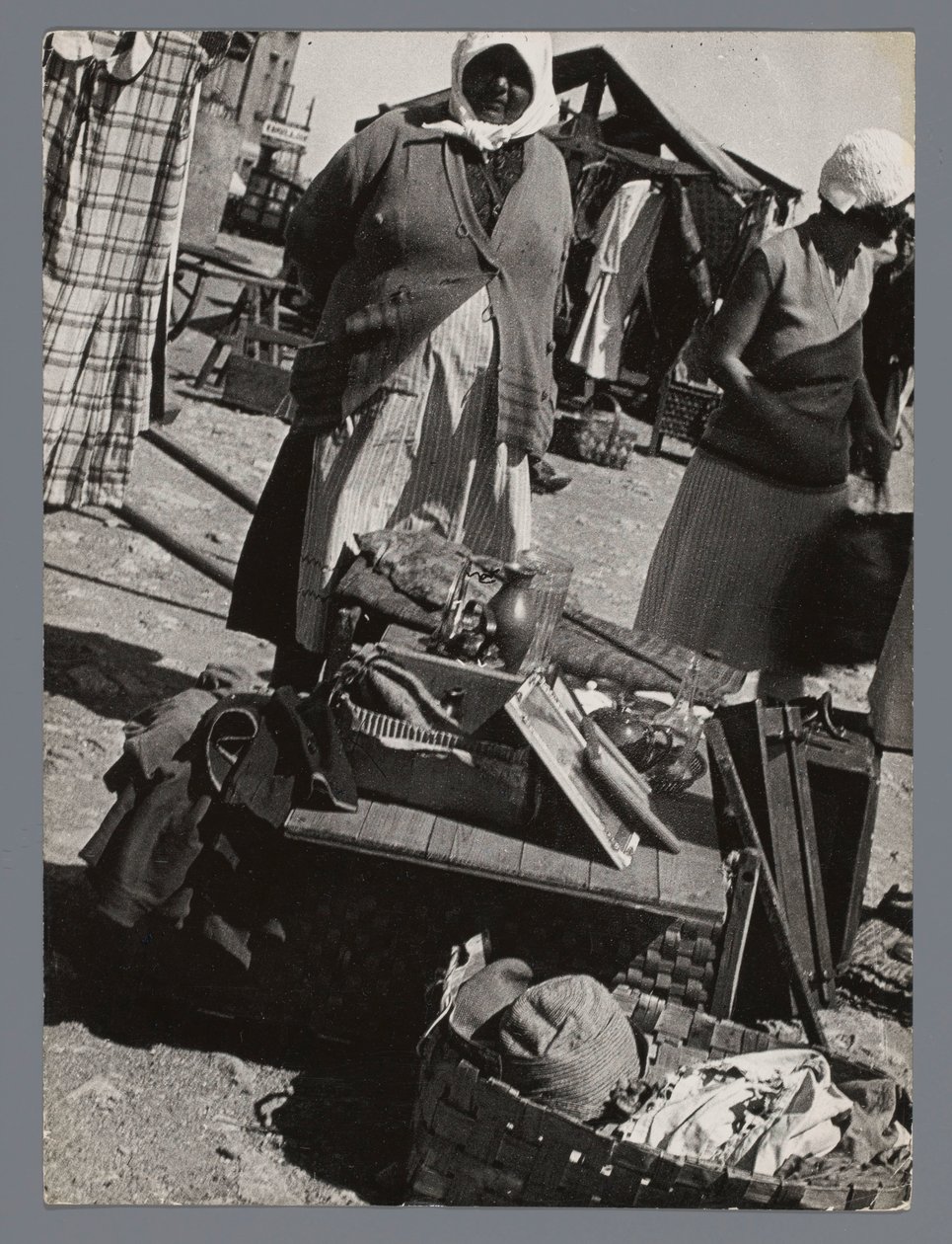 Loppis i Åbo, Finland Marktweiß i Åbo (Åbo) Finland (titel på objekt) av Laszlo Moholy Nagy