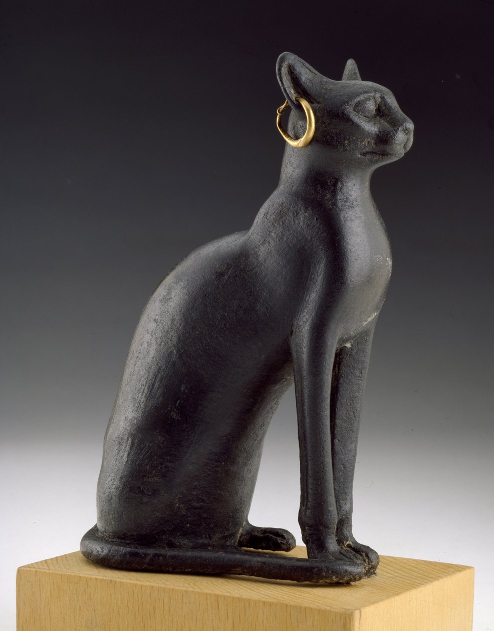 Statyett av en katt, helig för gudinnan Bastet av Bubastis av Late Period Egyptian