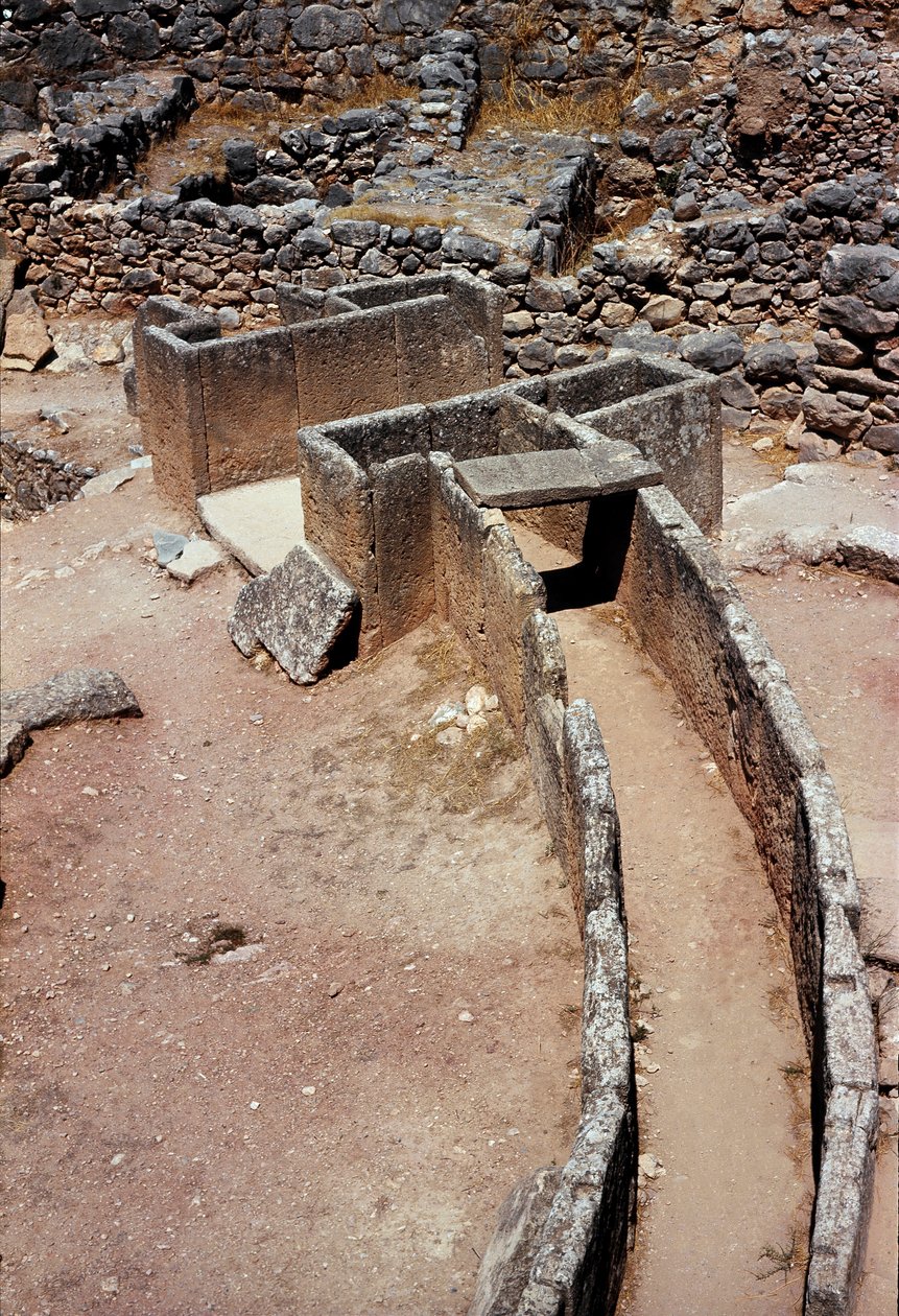 Flygfoto över den första gravcirkeln (kunglig kyrkogård) upptäckt av arkeologen Heinrich Schliemann (1822-1890) år 1870: platsen för den antika staden Mykenes, på Peloponnesos (1500-1100 f.Kr.) Grekland av Late Helladic Period Mycenaean