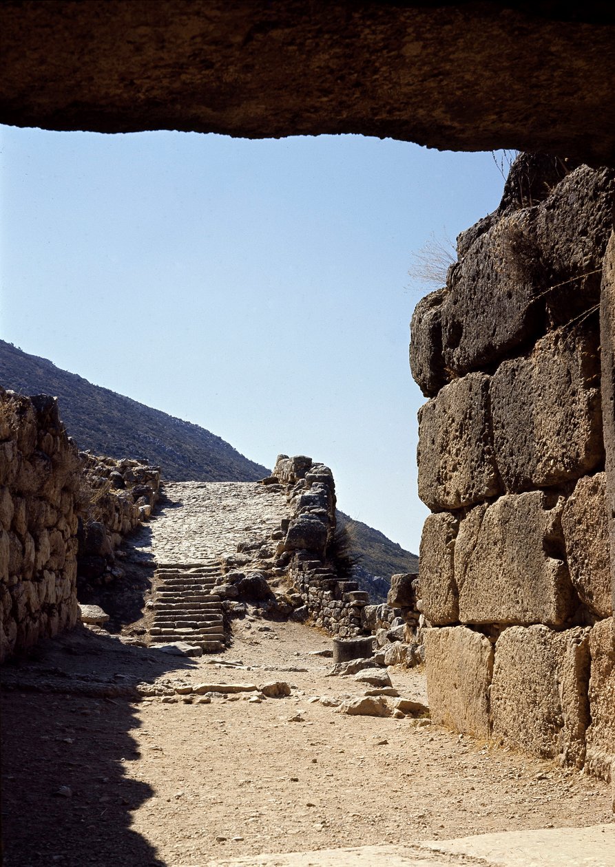 Utsikt över gränden från Lejonporten: platsen för den antika staden Mykenes, på Peloponnesos (1500-1100 f.Kr.) Grekland av Late Helladic Period Mycenaean