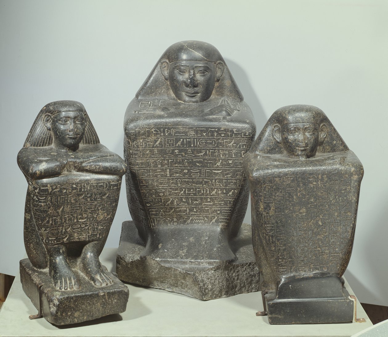 Blockstatyer av Akhamenru, Harwa och Amenemonet, 25-26:e dynastin (diorit) av Late Period Egyptian