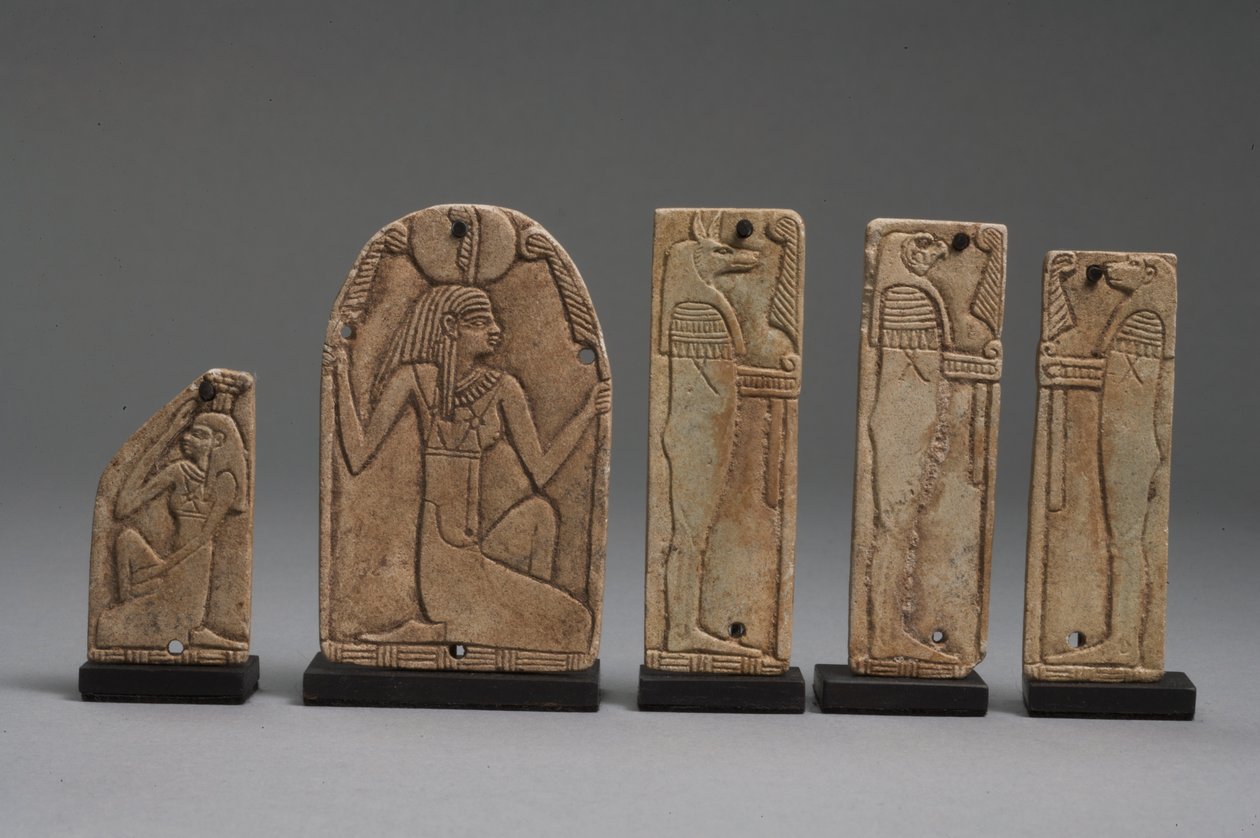 Plack av Maat, Nephthys och Horus söner, sen dynastisk period (fajans) (se även 325656, 325657 och 325658) av Late Period Egyptian