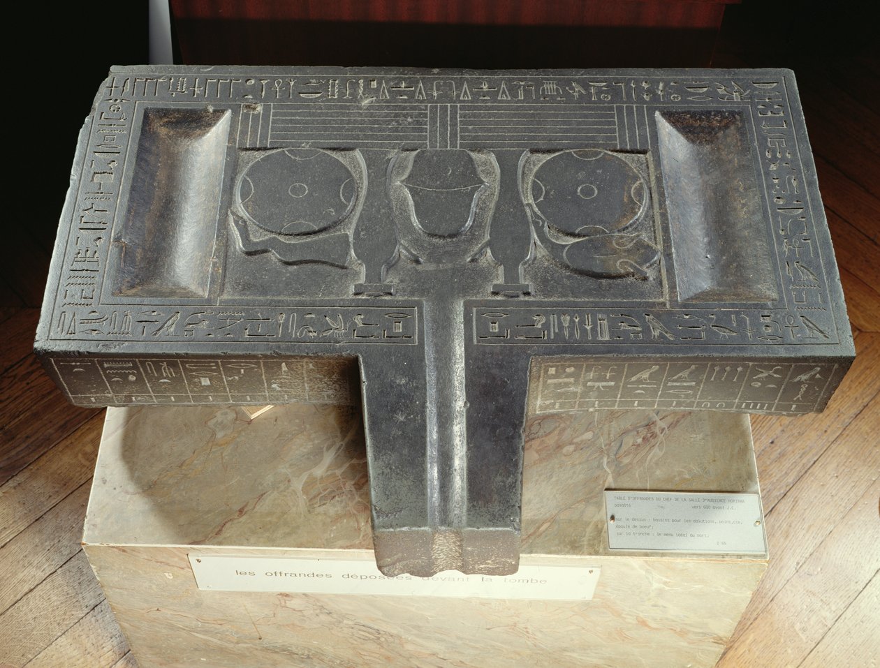 Votivbord av Hor-ir-aa, Saite (basalt) av Late Period Egyptian