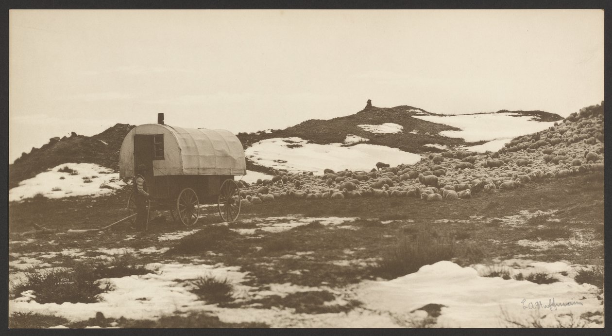 [Drifter, Sheep Wagon och Band on Winter Bedground] av Laton Alton Huffman