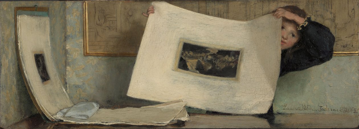Anna bläddrar i en portfölj med tryck av Laura Theresa Alma Tadema (Lady)
