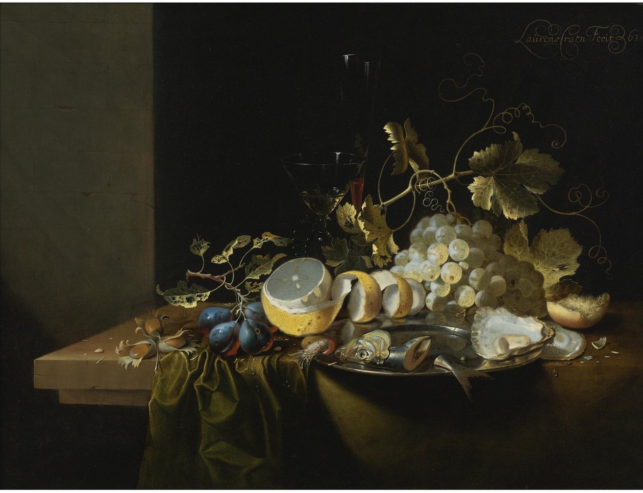 Stilleben med hasselnötter, druvor, ostron och andra livsmedel på ett draperat bord av Laurens Craen