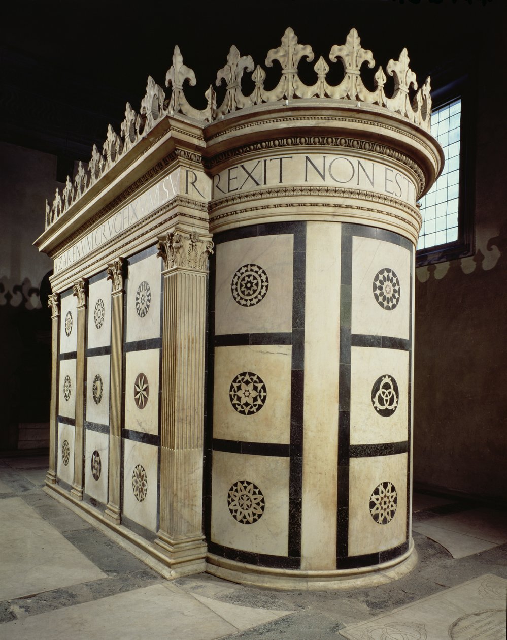 Den heliga gravens lilla tempel i Capella Rucellai, 1467 (marmor) av Leon Battista Alberti