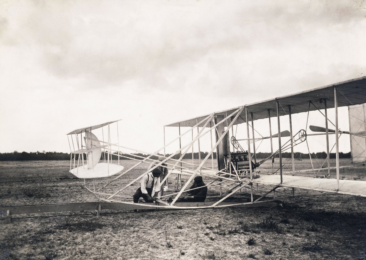 Leon Bollee arbetar på Wright-brödernas plan, ca 1909 av Leon Bollee