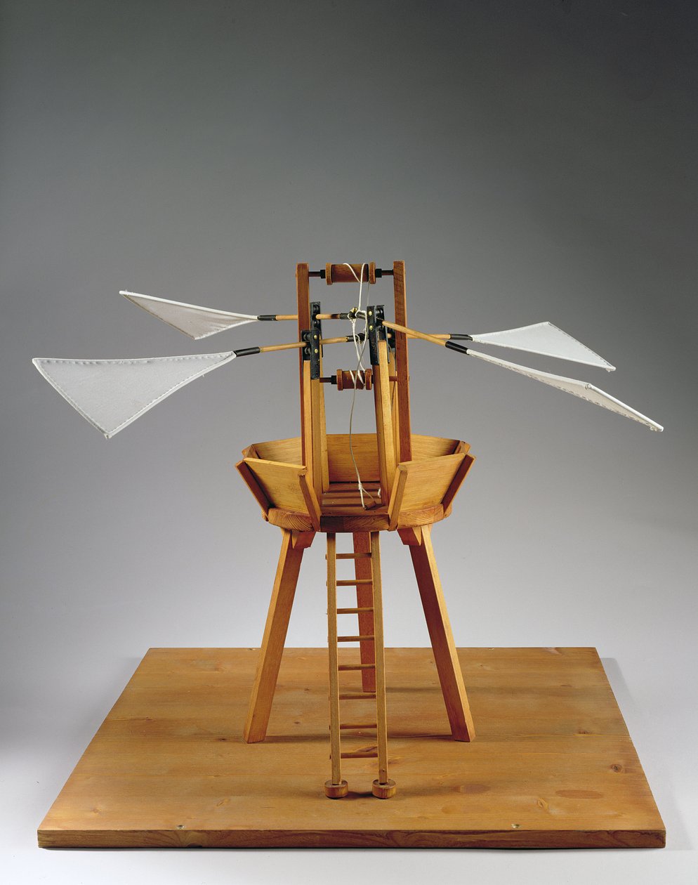 Modellrekonstruktion av da Vincis ritning av en vertikal ornithopter (trä, tyg och snöre) av Leonardo da Vinci