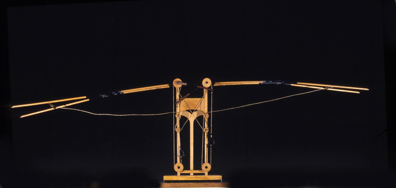 Maskin för flygning med vingvingar. Modell från teckningen av Leonardo da Vinci (Leonardo da Vinci). Museum of Science and Technology, Milano. av Leonardo da (after) Vinci