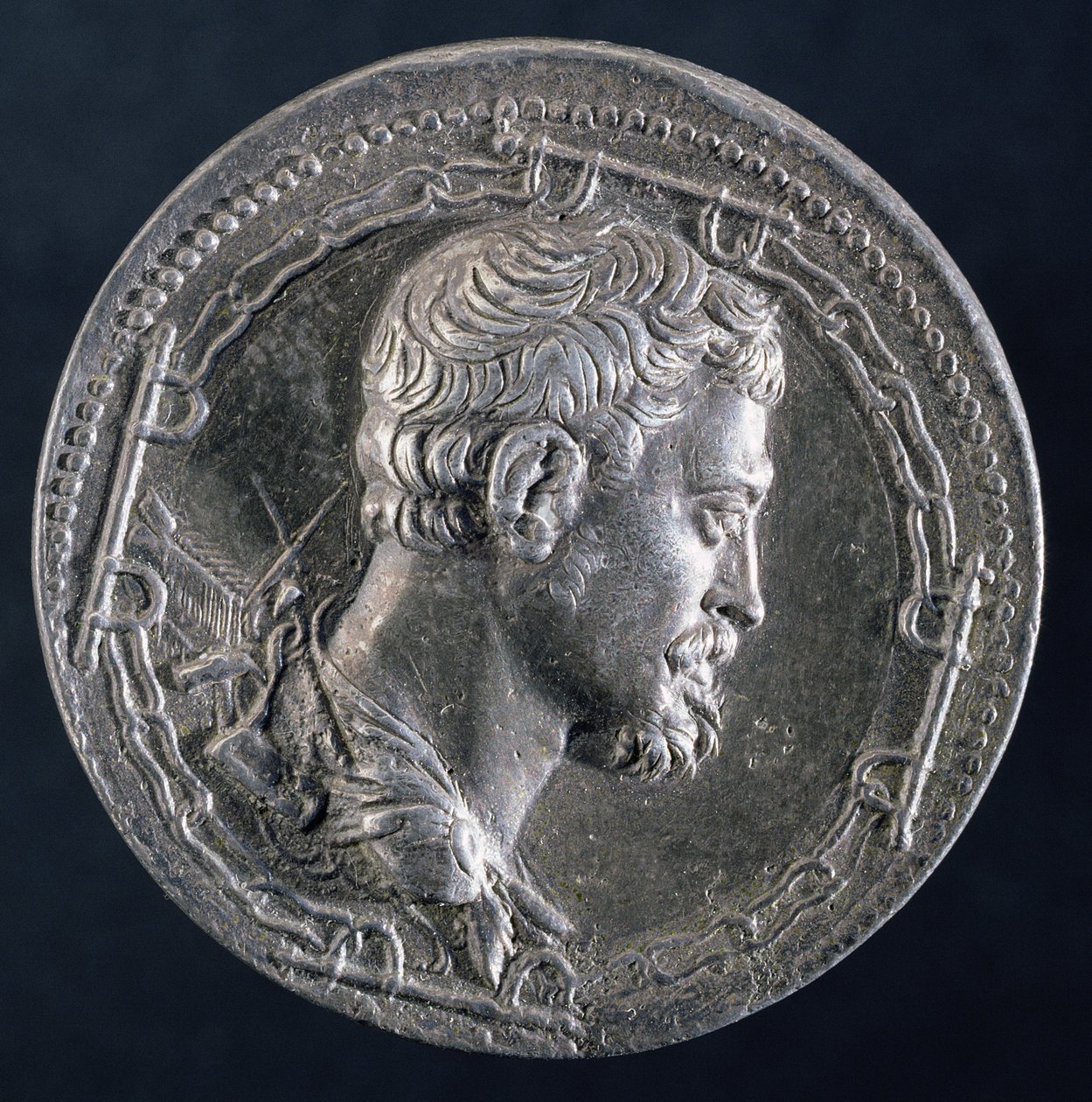 Baksidan av medaljongen av Andrea Doria föreställande konstnären omgiven av en fångs kedjor och med ett kök i bakgrunden, ca 1541 (silver) (se 122337 för framsidan) av Leone Leoni
