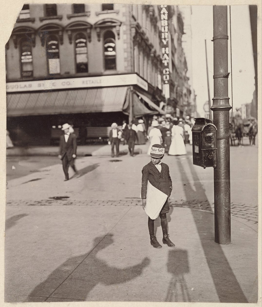 Self-Portrait with Newsboy av Lewis Wickes Hine