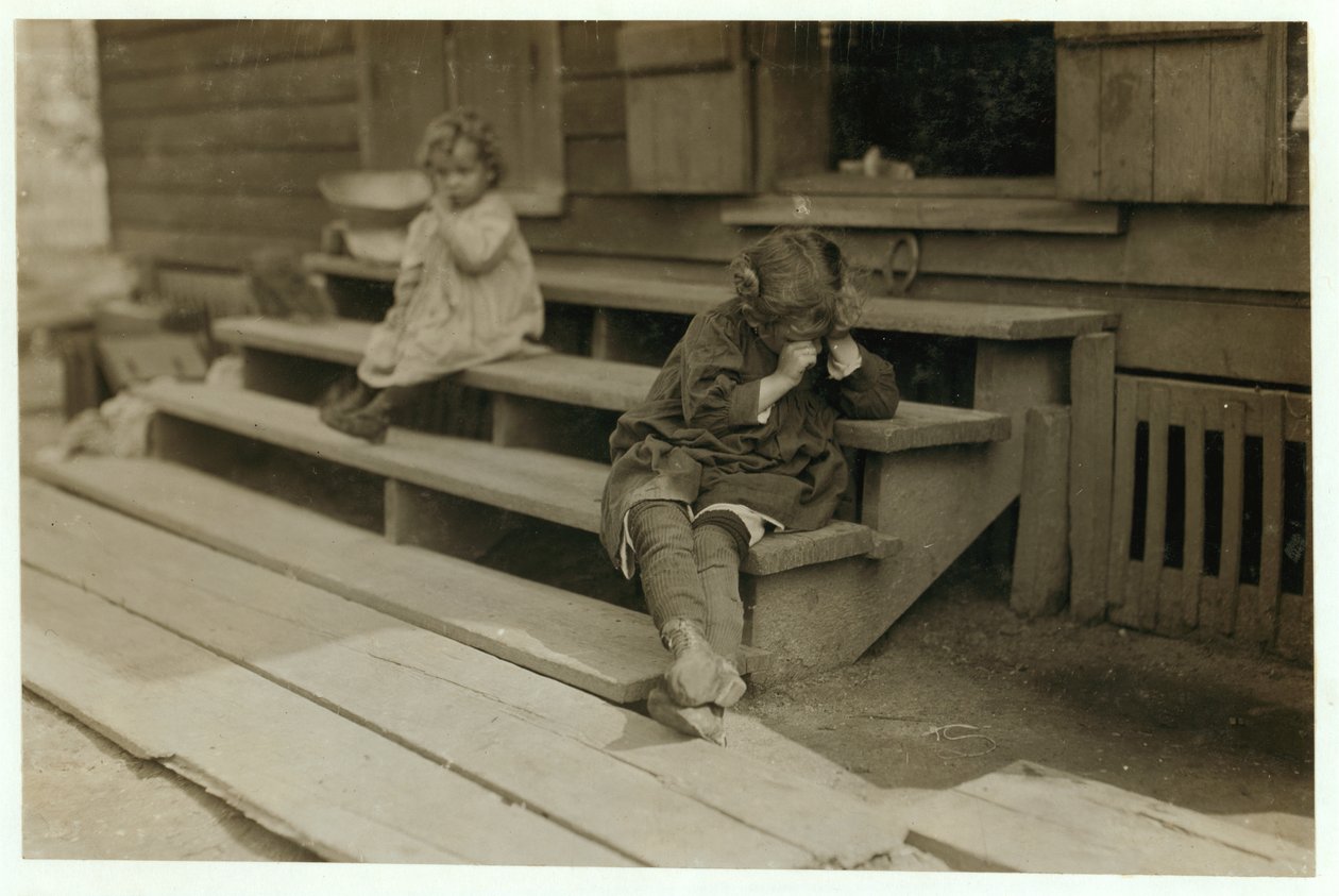5-åriga Olga Schubert började arbeta vid 05:00 på morgonen. hjälpa sin mamma i Biloxi Canning Factory, Mississippi, att plocka räkor. Hon var trött och vägrade att bli fotograferad 1911 av Lewis Wickes Hine