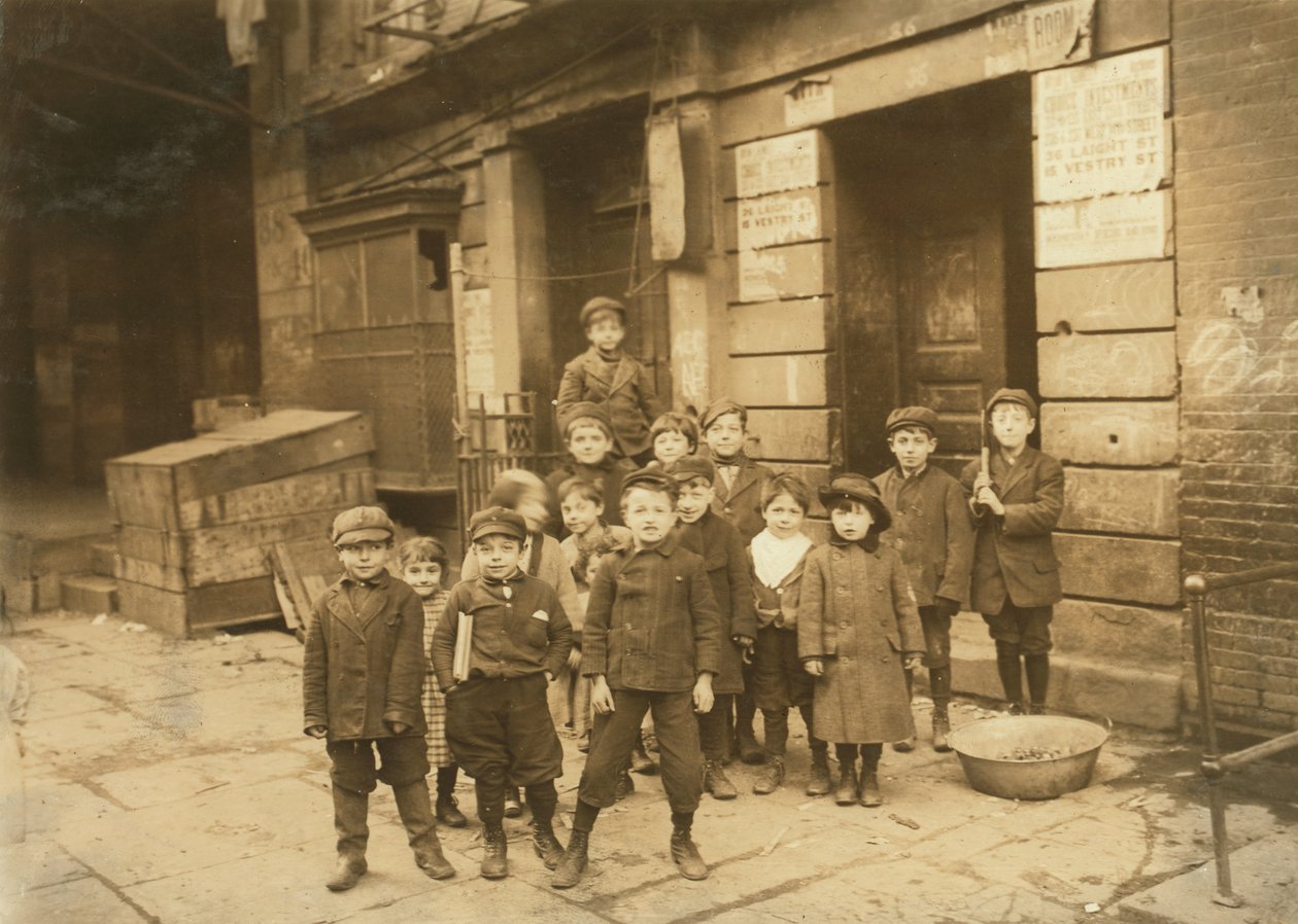 Barn utanför filmteater på natten, 1910 av Lewis Wickes Hine