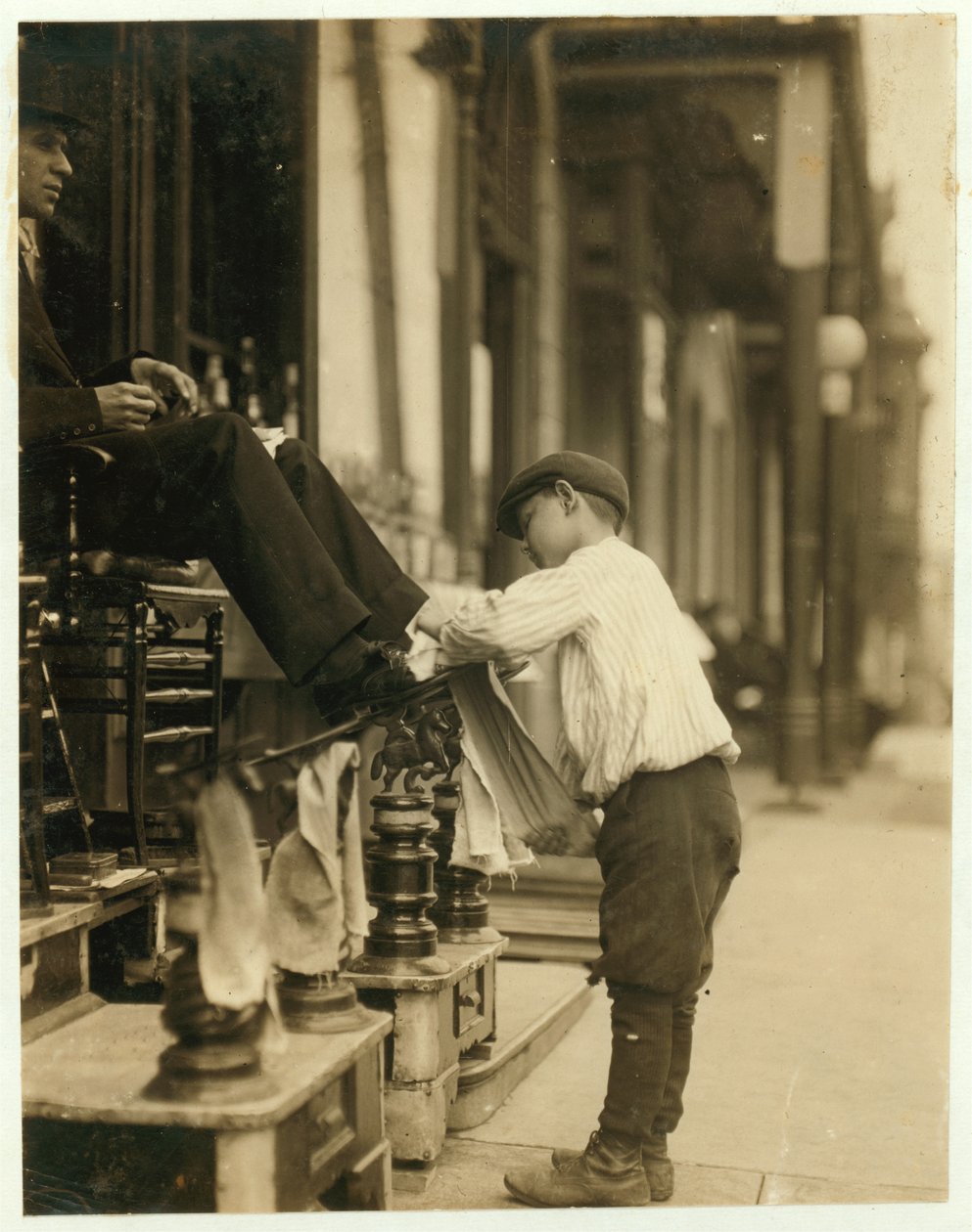 Michael Mero, 2 West 4th St. Bootblack, 12 år gammal, arbetar ett år av egen vilja. Röker inte. Ut efter kl. 23.00 den 21 maj. Arbetar vanligtvis sex timmar per dag. Plats: Wilmington, Delaware. av Lewis Wickes Hine